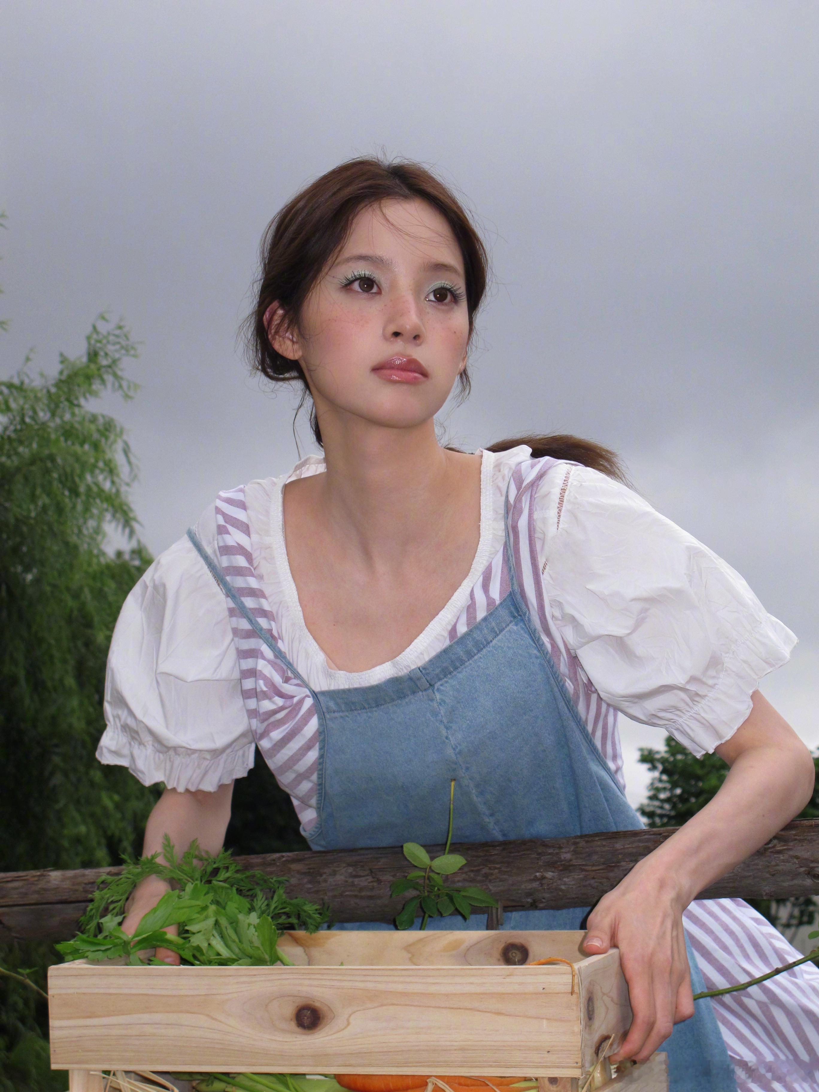 欧阳娜娜美商看完照片恍然大悟！阴雨天居然也能出片好漂亮的妆造和风格 