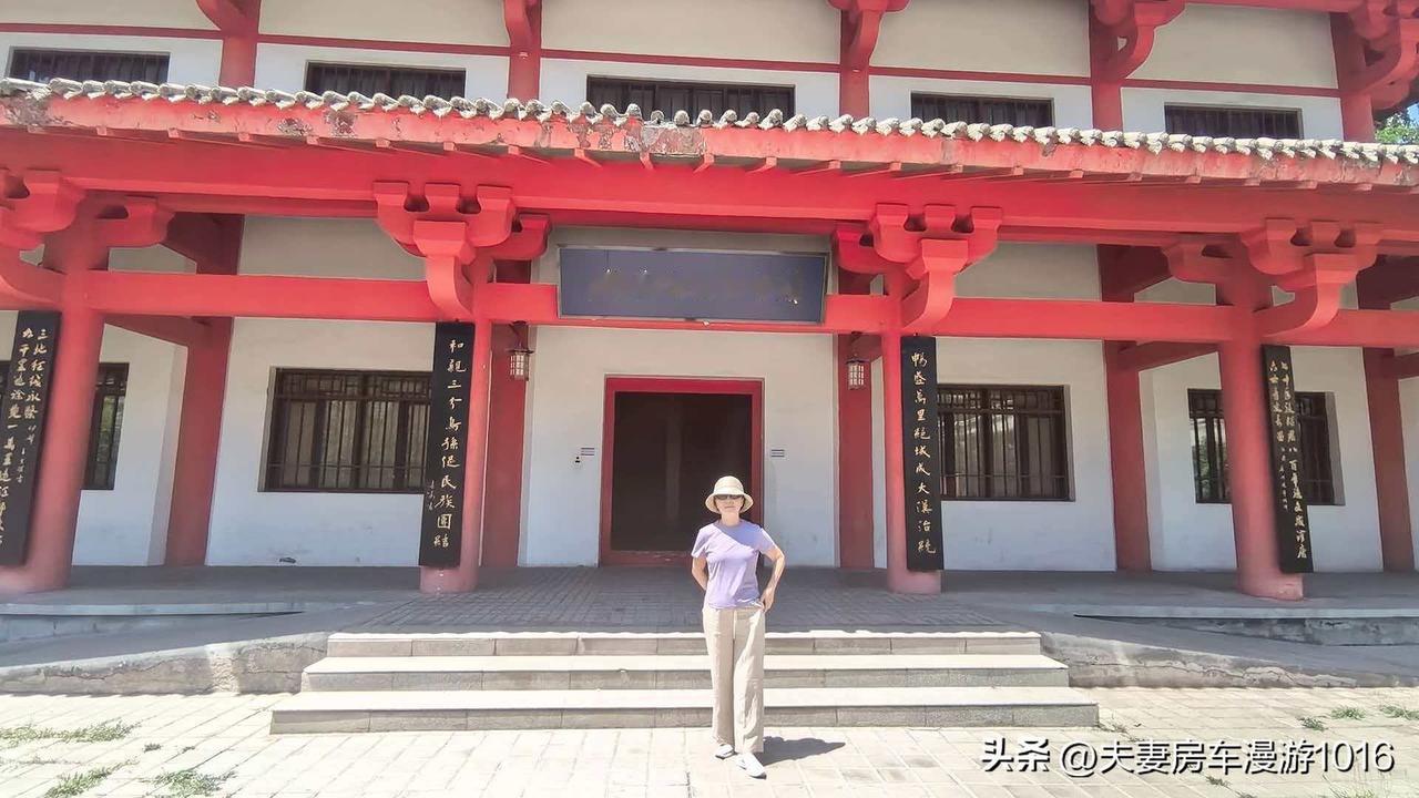 汉家公主纪念馆，位于新疆伊宁市江苏路25号。

在这里纪念的是我们江苏的两位公主