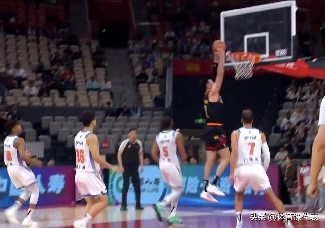 贺希宁、王浩然半场得分上双，杨芮15分，深圳半场领先新疆17分！北京时间2026