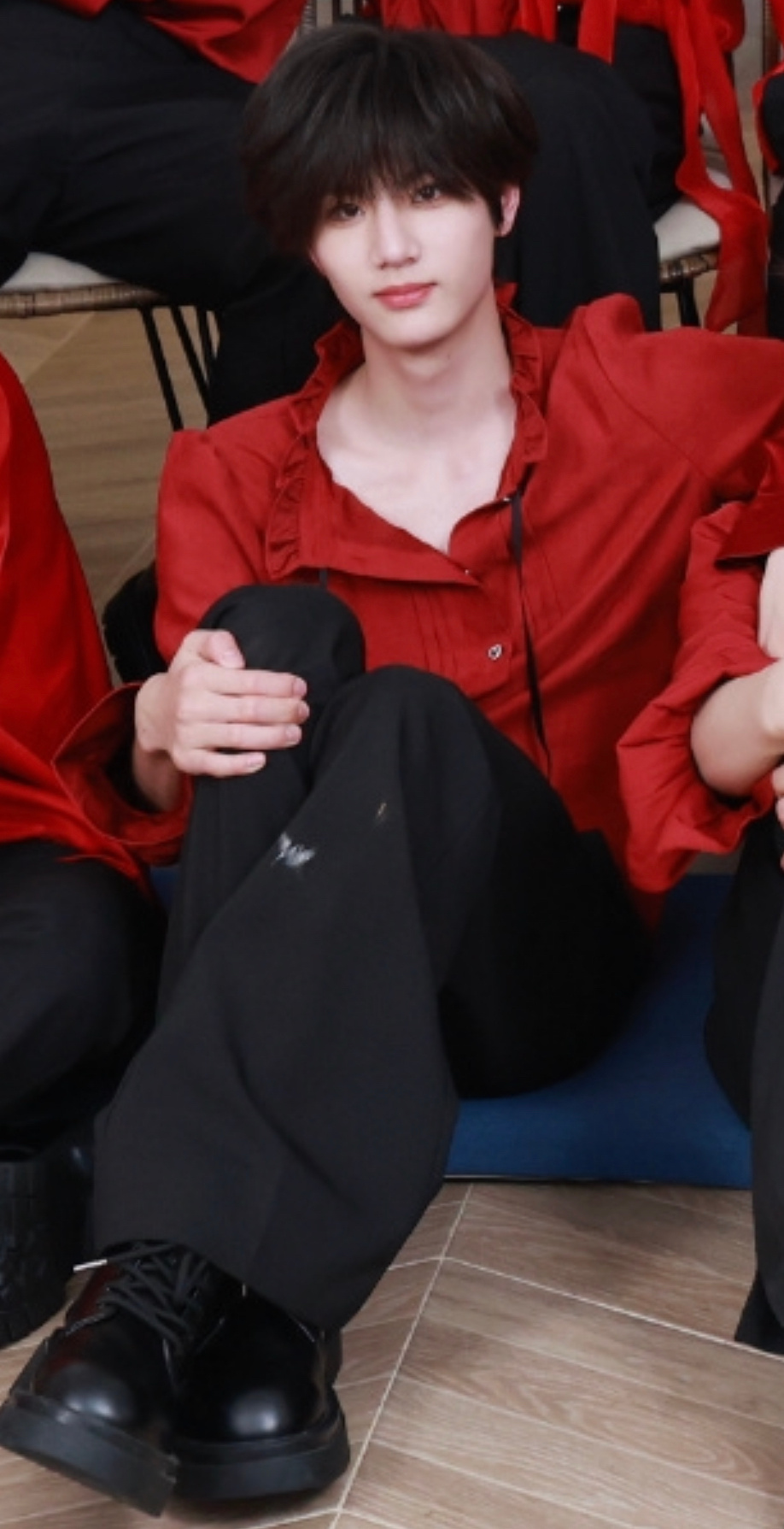 男孩就是清瘦才会有少年感啊…衣服只能撑起肩膀位置，其余都荡在身上，带着那种瘦削、