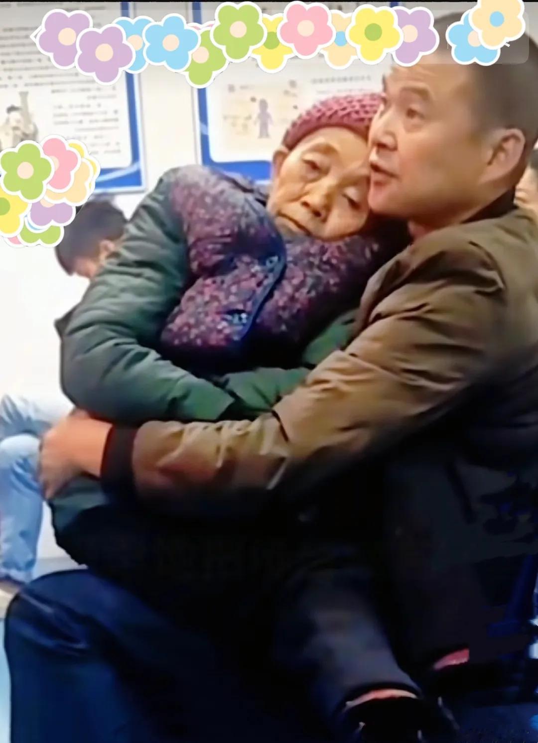 儿子抱着年迈的母亲
在医院的候诊室
等待着
看到这个场景，我被感动到了，就像小时