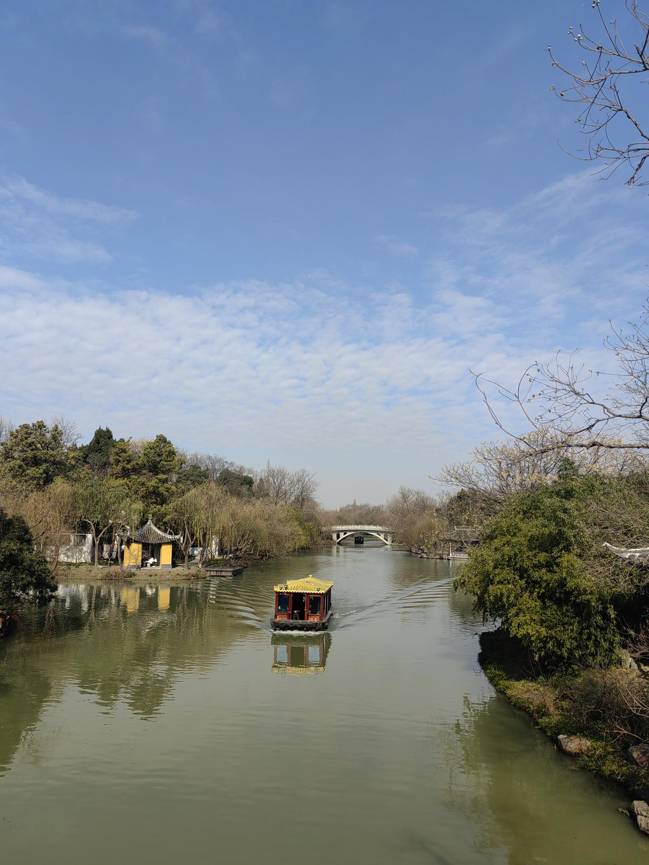 “夫妻本是同林鸟，大难临头各自飞”，这是说的原配夫妻，在灾难面前还本能展现，二婚