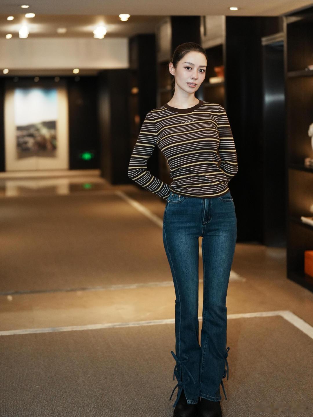 吉娜这脸建模都不敢这么建吉娜的面部骨骼线条干净利落，没有多余的赘肉和凹凸不平，这