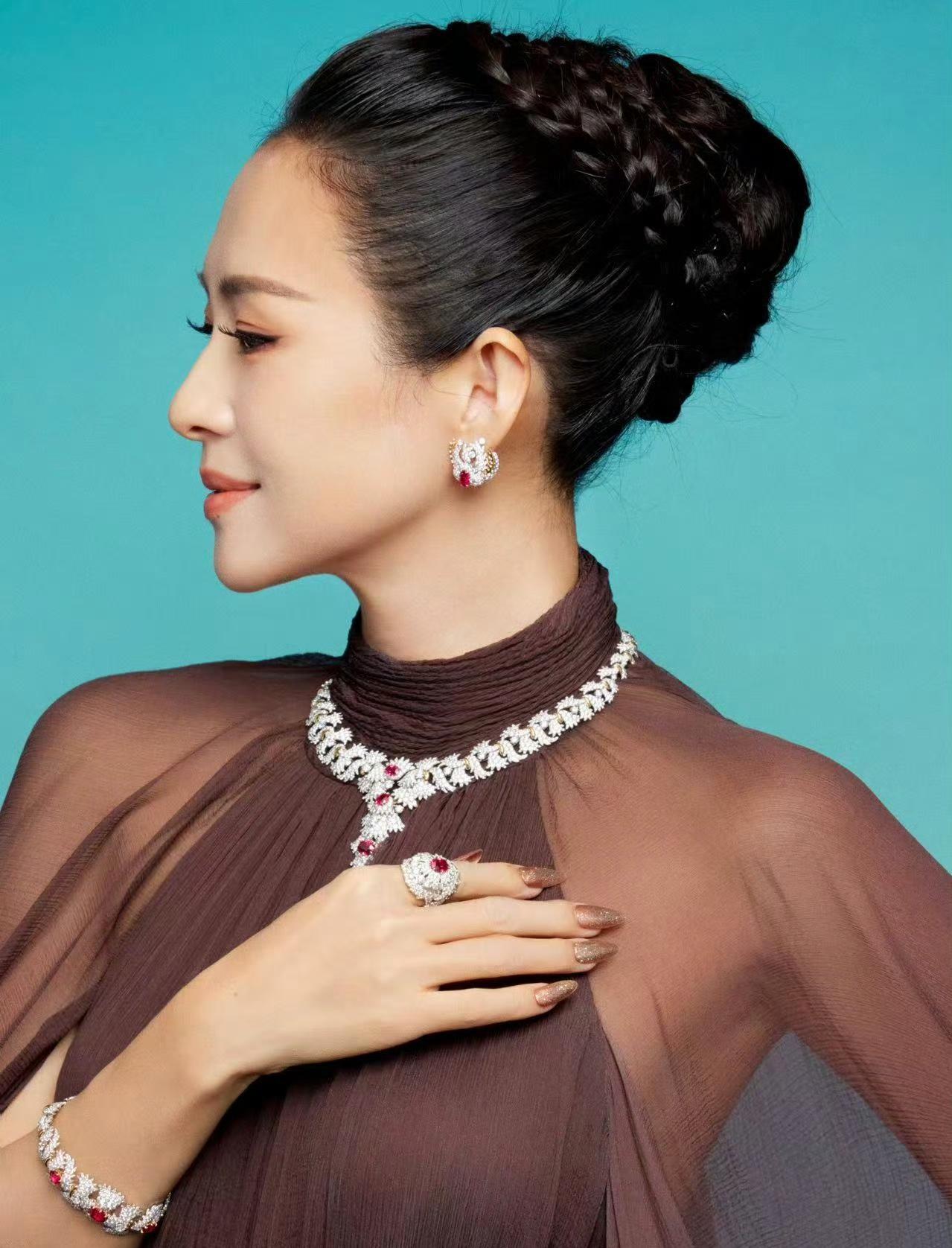 章子怡高珠展上真是美翻天了！她穿着Oscar de la Renta的蓝色长裙，