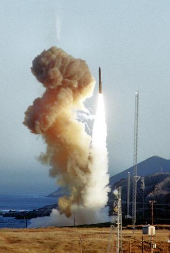 【枚未携带弹头的“民兵III”型核导弹从范登堡发射——官方称是一次试验。这枚洲际