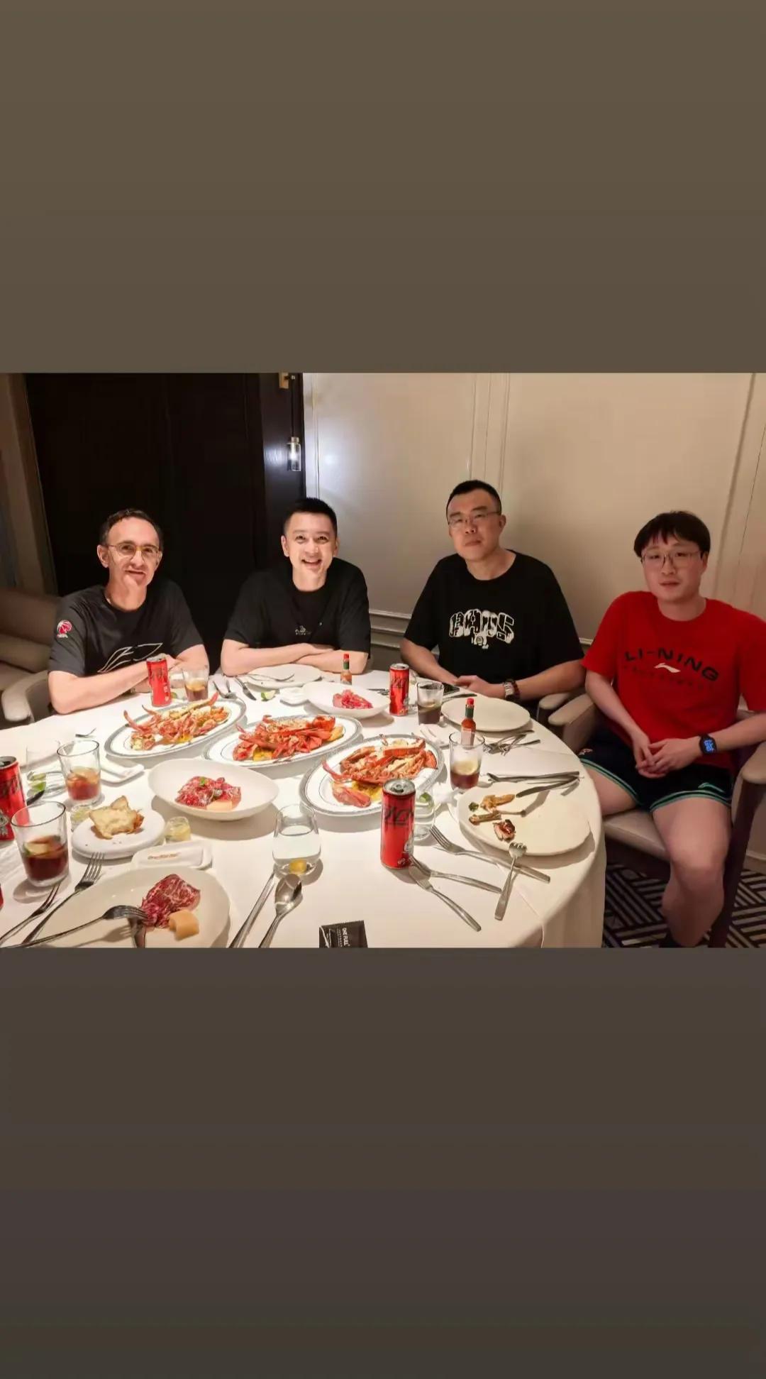 篮坛大地震！中国篮球将迎来前所未有的大变革！
因为乌戈大韩杨鸣他们仨凑一块儿吃饭