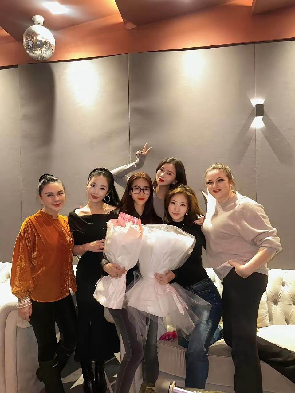 不得不承认，站C位的总是最好看的那个。[赞]