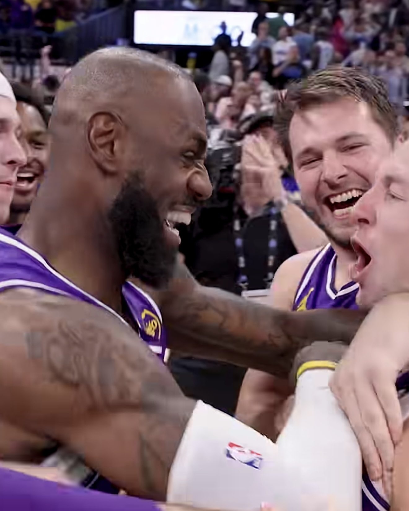 詹姆斯 想象一下肯纳德投进绝杀球后，詹姆斯和卢卡这样为你加油鼓劲，他当时的感觉该