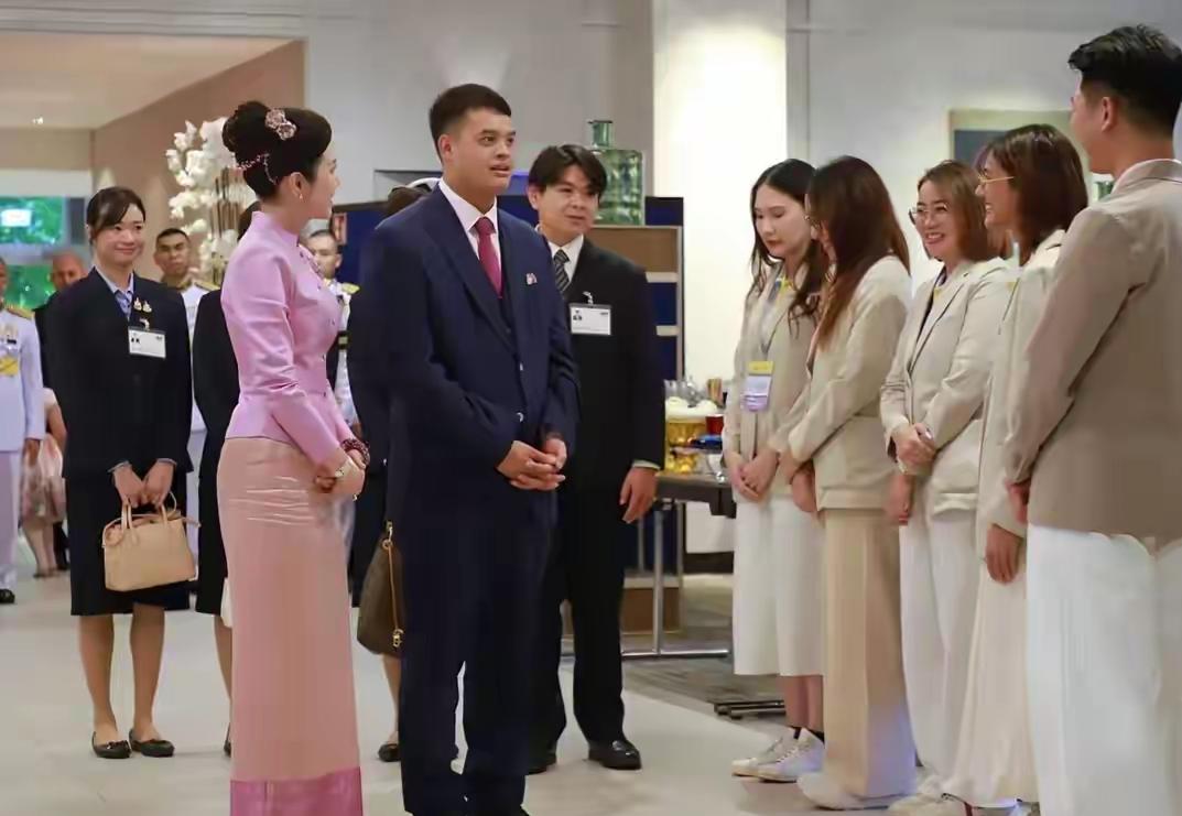 提帮功作为王位继承人，借由支持诗妮娜复宠巩固自身地位，两人在德国相处融洽，形成利