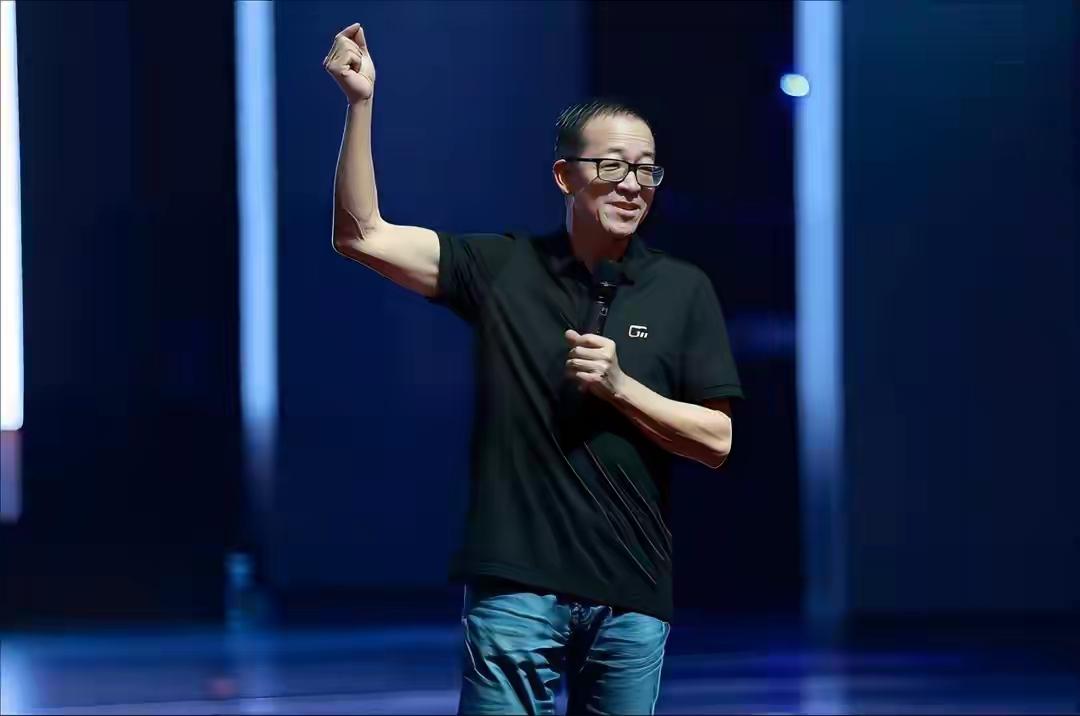 从顶流到散场：东方甄选的三年，是一代人的理想幻灭
 
曾几何时，东方甄选横空出世