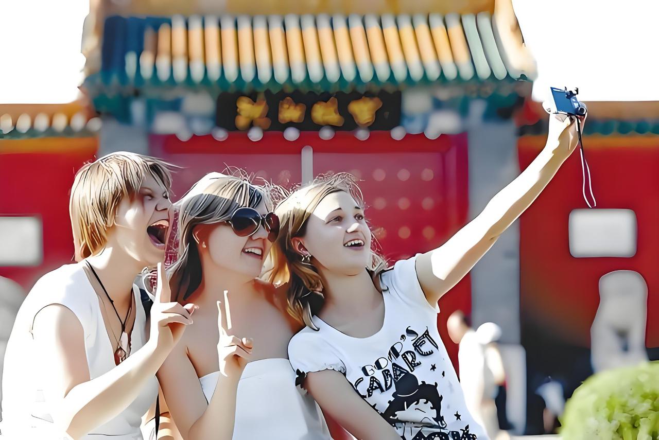 入境游市场前景一片光明。今年上半年，入境中国的外国游客达2291.4万人次，同比