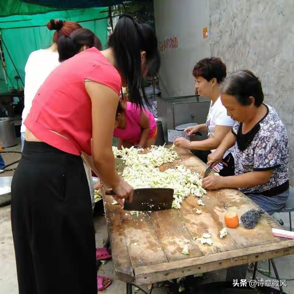 农村日子明明越过越富足，家家户户的生活条件肉眼可见变好。
 
很多人回到农村，第