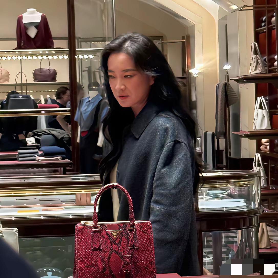 不知道大家有没有这种感觉，
贾玲自从变瘦后，整个人都变神秘了！

国内节目不见她