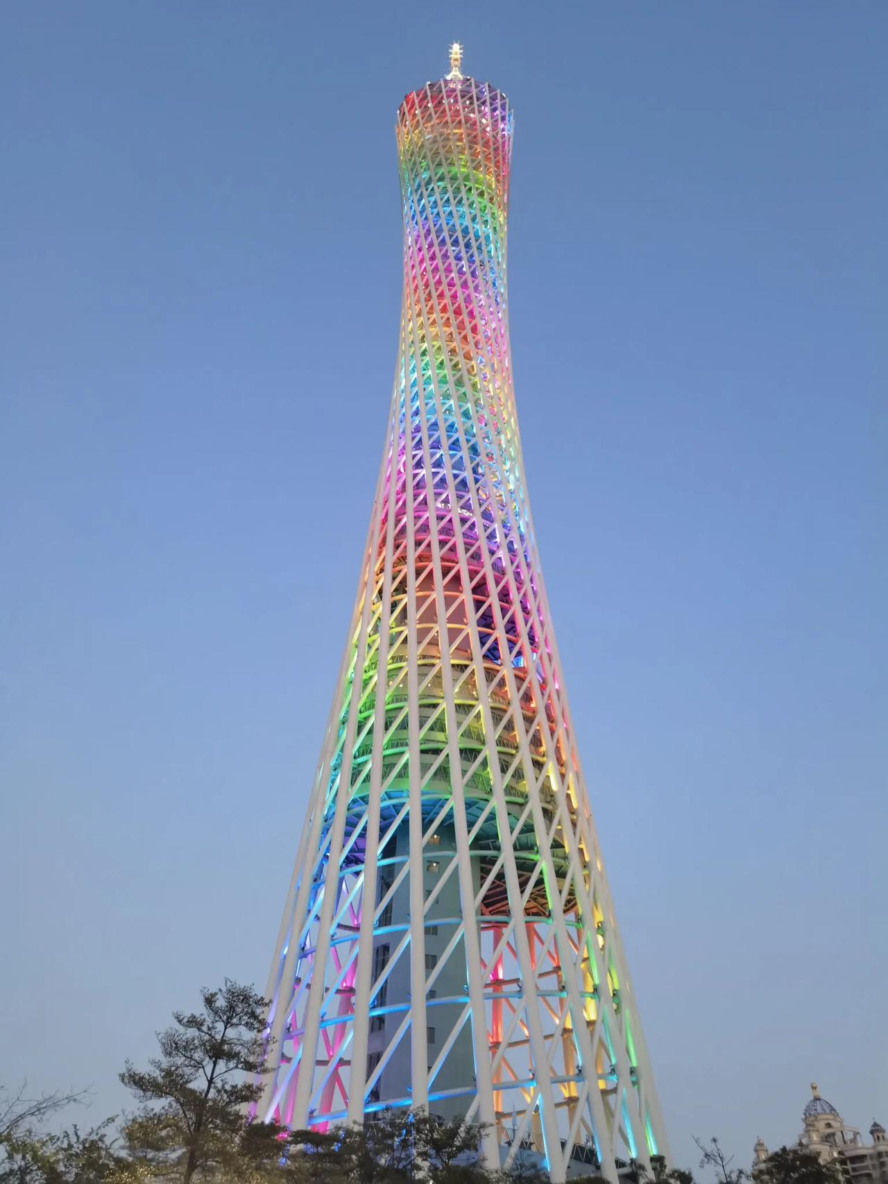 #拍一张广州塔的照片#夜幕渐渐降临，“小蛮腰”亮了，灯光璀璨，五彩斑斓，塔下的广