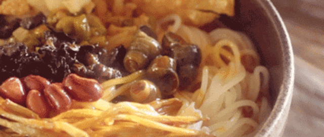 螺蛳粉来自广西柳州，现在已经是人类历史文化瑰宝了！柳州螺蛳粉是柳州极具代表性的民