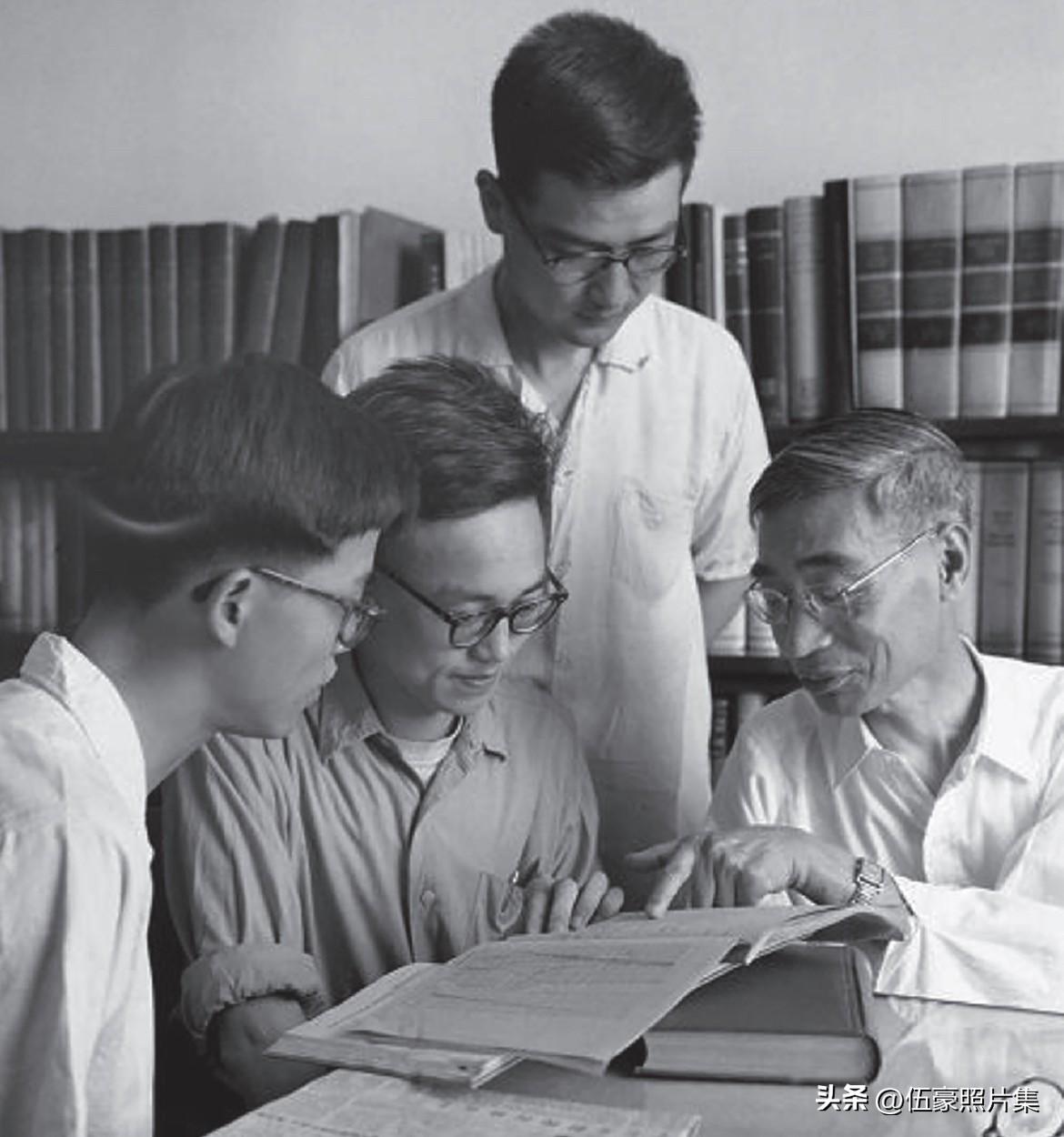 上世纪六十年代，郭永怀在力学所和研究生在一起研讨中，右起：郭永怀、陈允明、戴世强