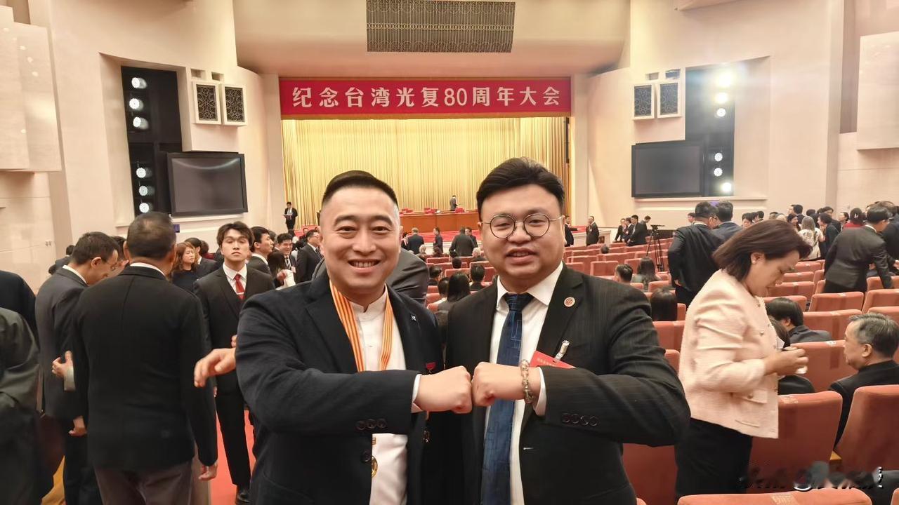 纪念台湾光复80周年
邀请两位大咖聚聚
酒是不给他们准备了，每人一碗豆汁
老范是