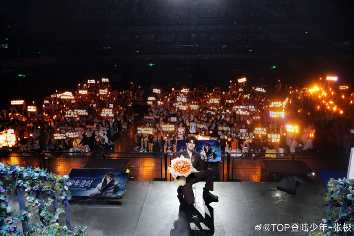 张极生日会合照张极发了和粉丝的合照 张极发了和粉丝的合照 