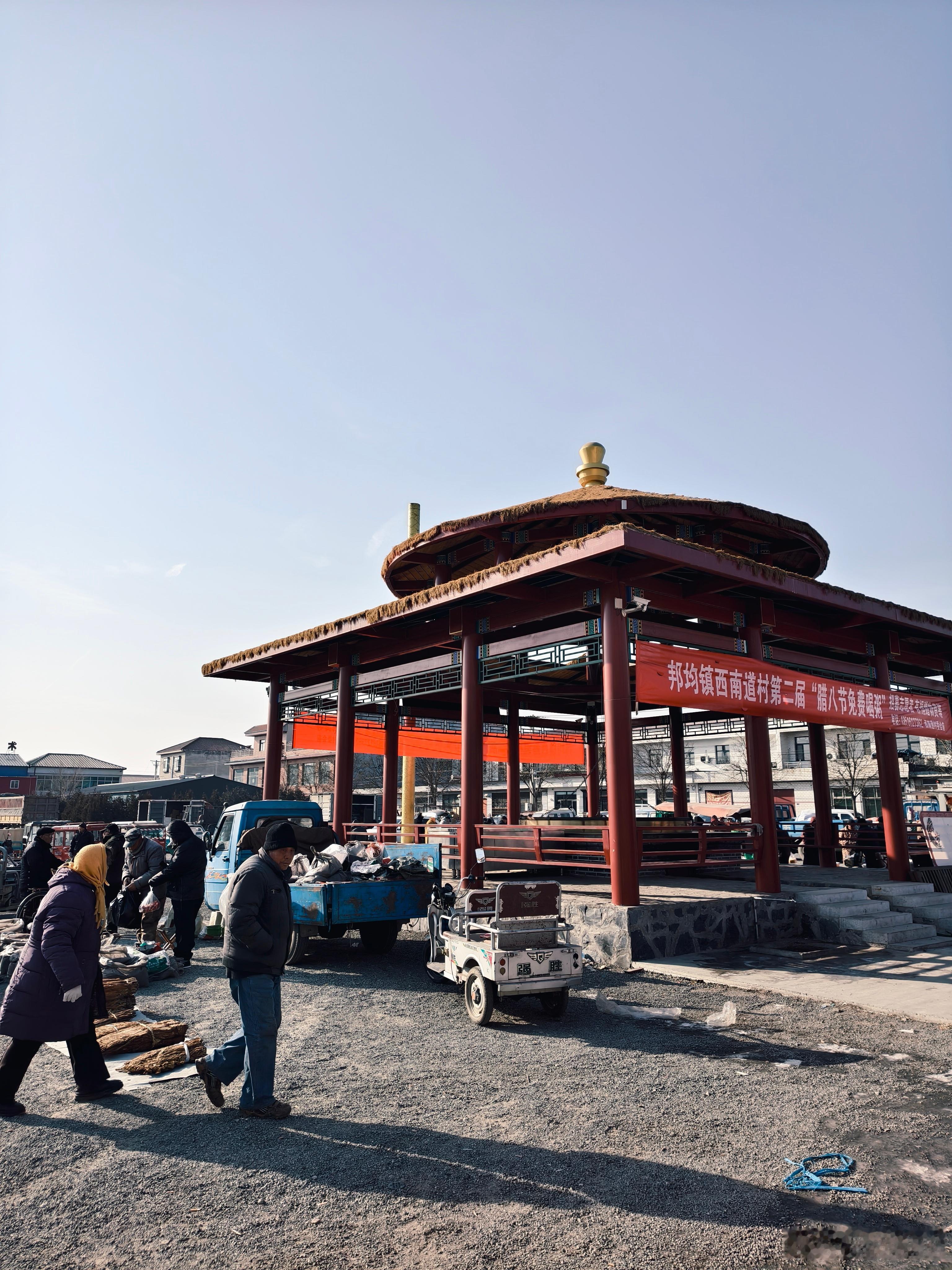 今天是腊八喝腊八粥的日子好多地方都在舍粥昨天不是去赶大集嘛就发现在羊汤大锅那儿已