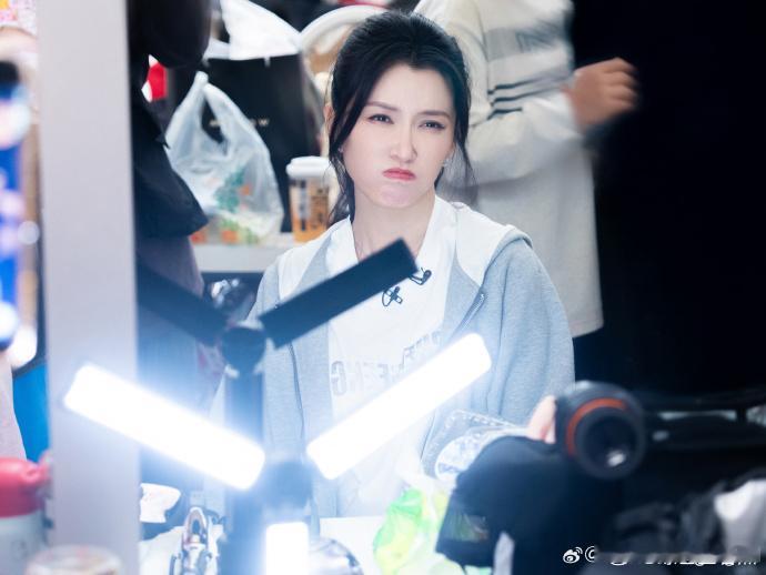 徐洁儿Y2K造型徐洁儿女团造型 徐洁儿的浪姐上班路透美到失语！扎染方巾 + 白 