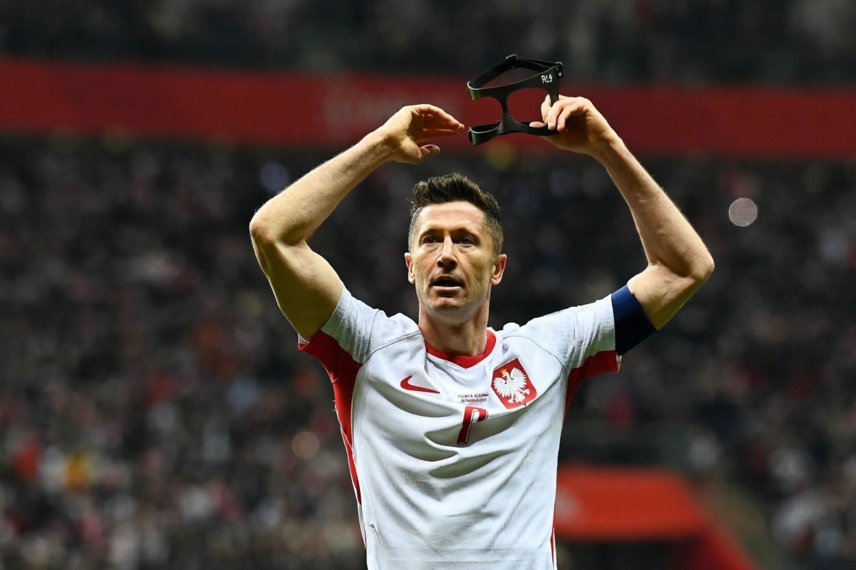 波兰2-1阿尔巴尼亚，晋级世界杯欧洲区附加赛决赛，将战瑞典。莱万多夫斯基首发出战