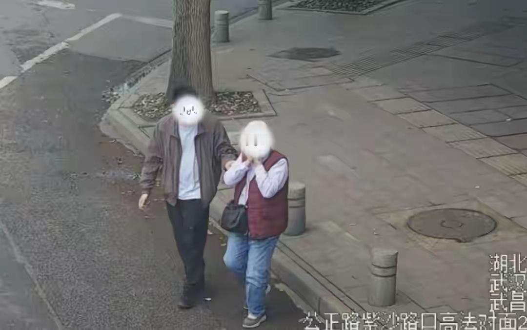武汉好心司机救摔伤老人，匿名离去引全城点赞
武汉老人摔伤遇好心人救助，全城寻人终