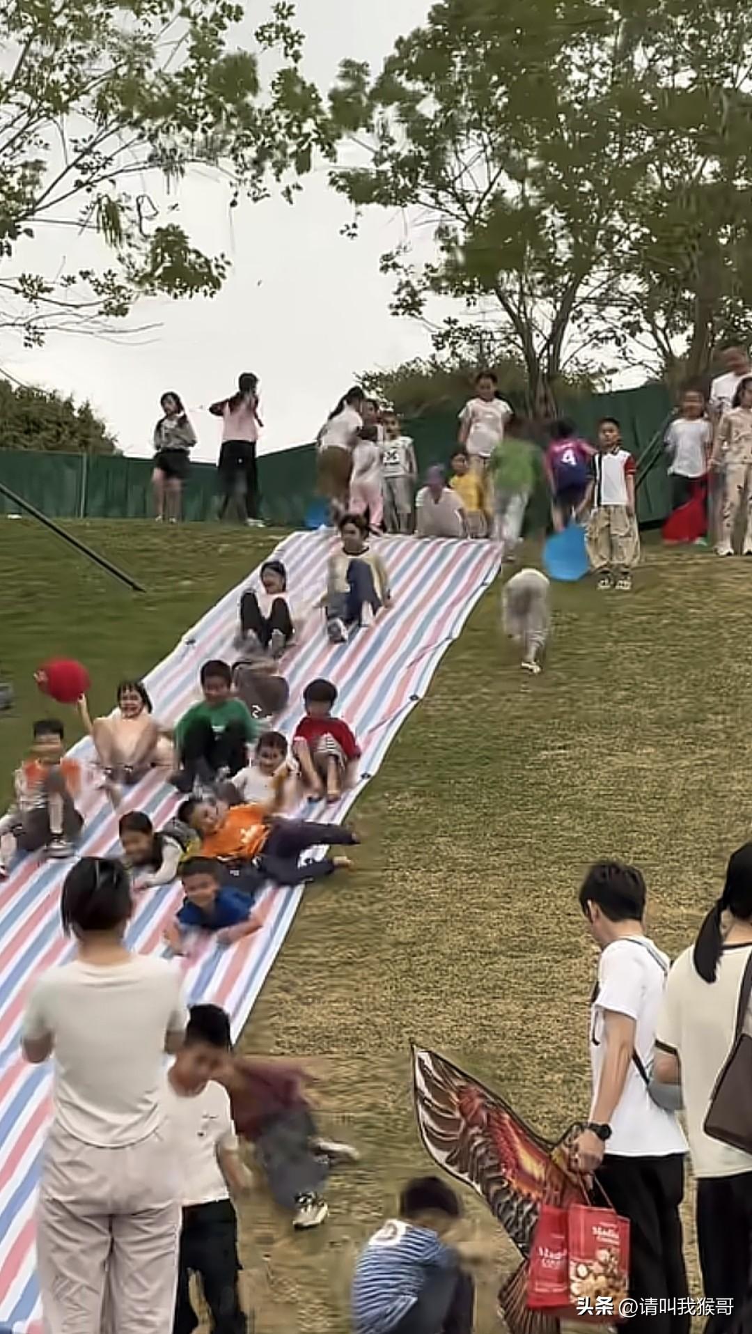 今天看到一个网友发视频说自己弄了一个简易的彩条布滑滑梯，本来发视频是吐槽过来玩的