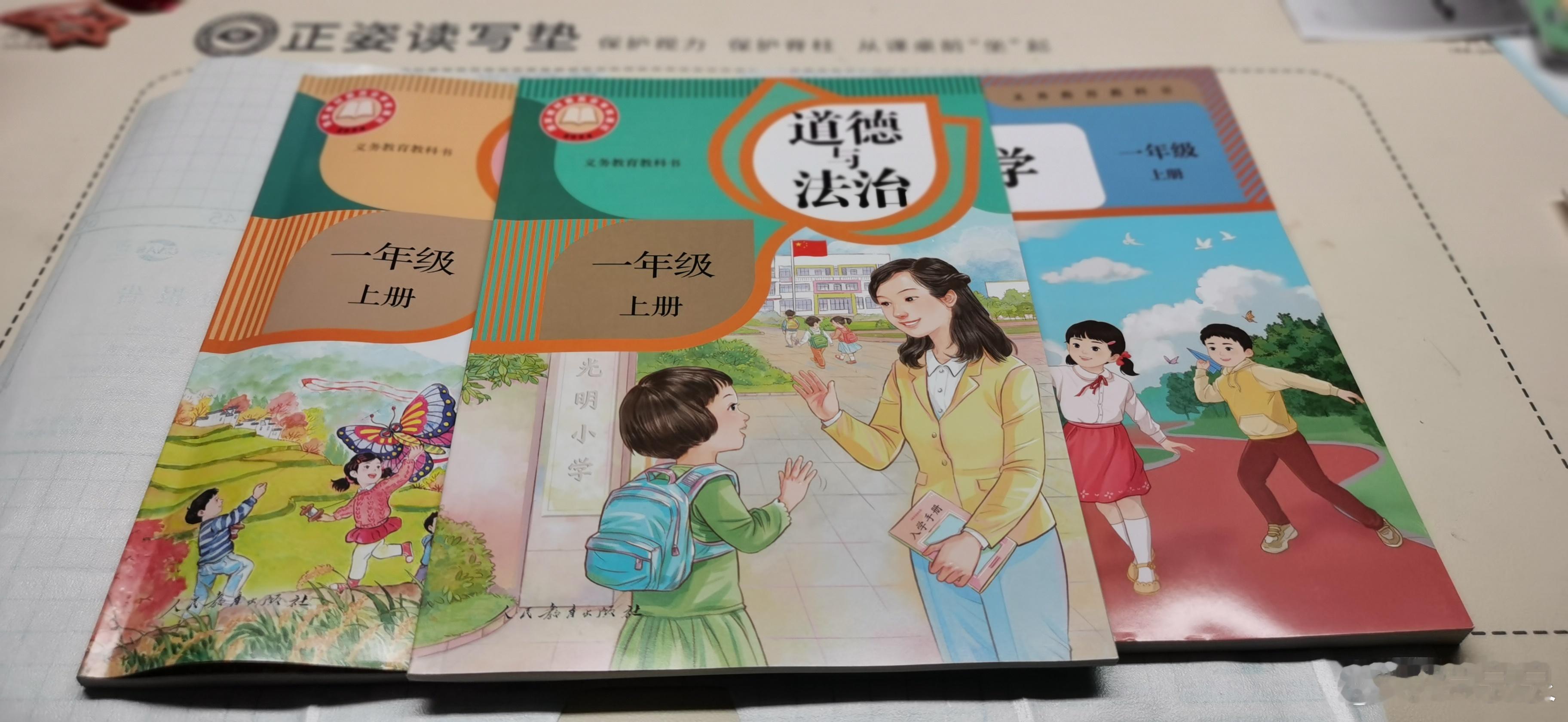 现在的小学课本插图好看多了 ​​​