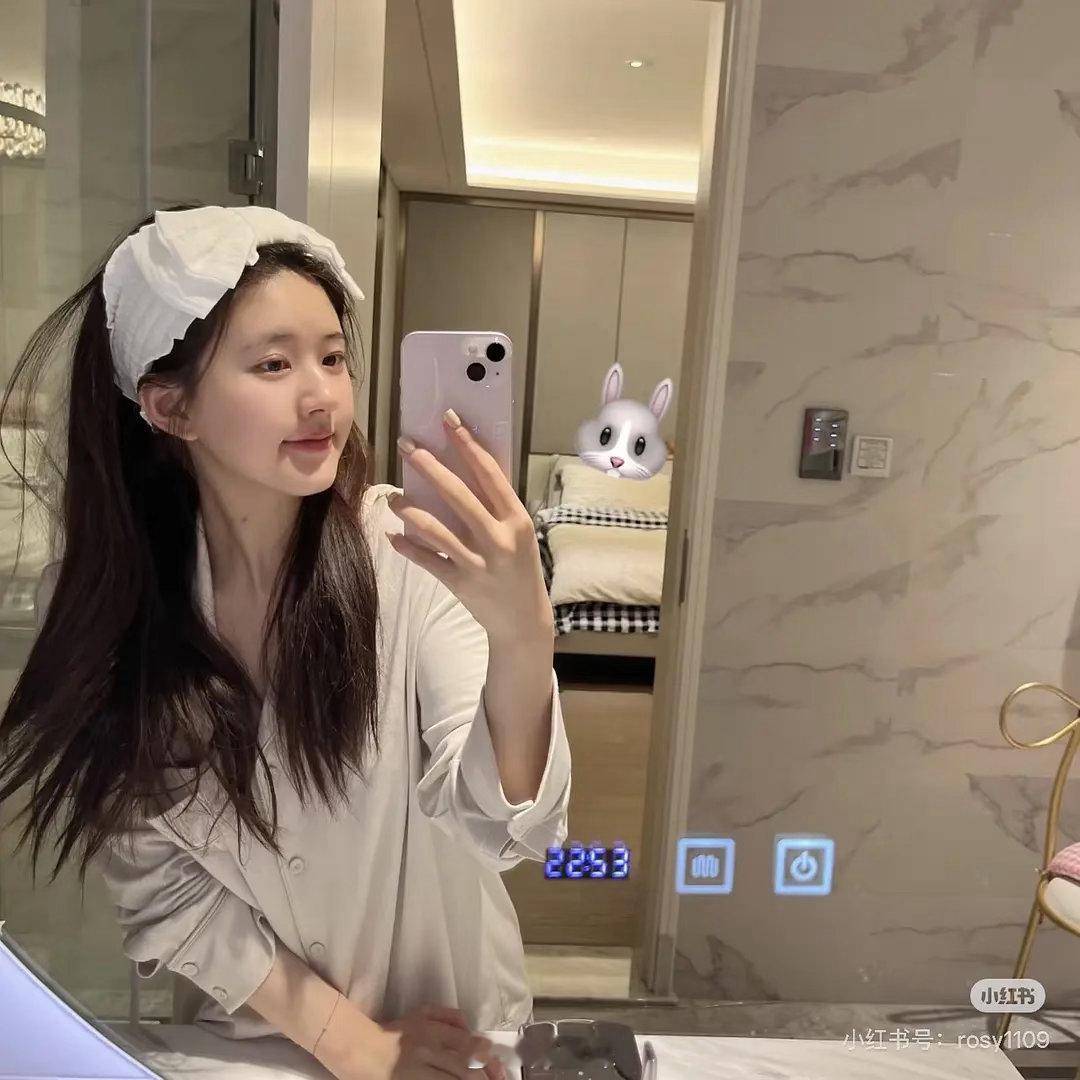 感觉她自己觉得现在好看 