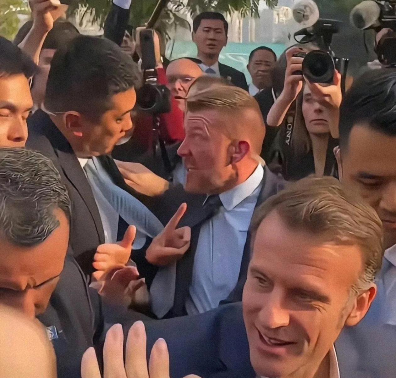 两个狠人，他俩咋聊的这么认真！