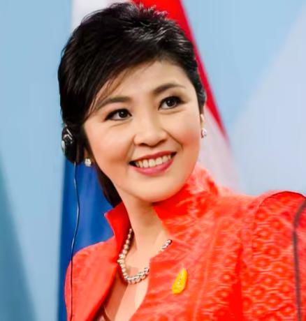 一身红色为主色调的衣服，是不是显得英拉格外年轻漂亮啊？
一身红色让人感觉是不是特