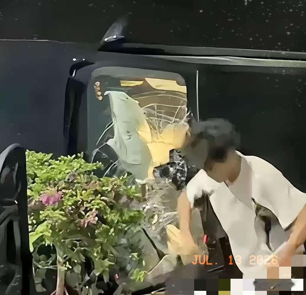 破防了！广东汕头凌晨三点空荡荡的街头，一名年仅18岁的少年，凭着一腔赤诚与本能，