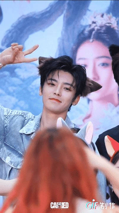 宝宝你是一个可爱的小猫咪[哇][哇][哇]看之前也没人告诉我，侯明昊这么可爱的呀