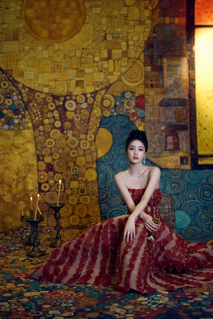 白鹿 古堡女爵 ​这个妆造太美了 完全是女王级别呀 ​​​