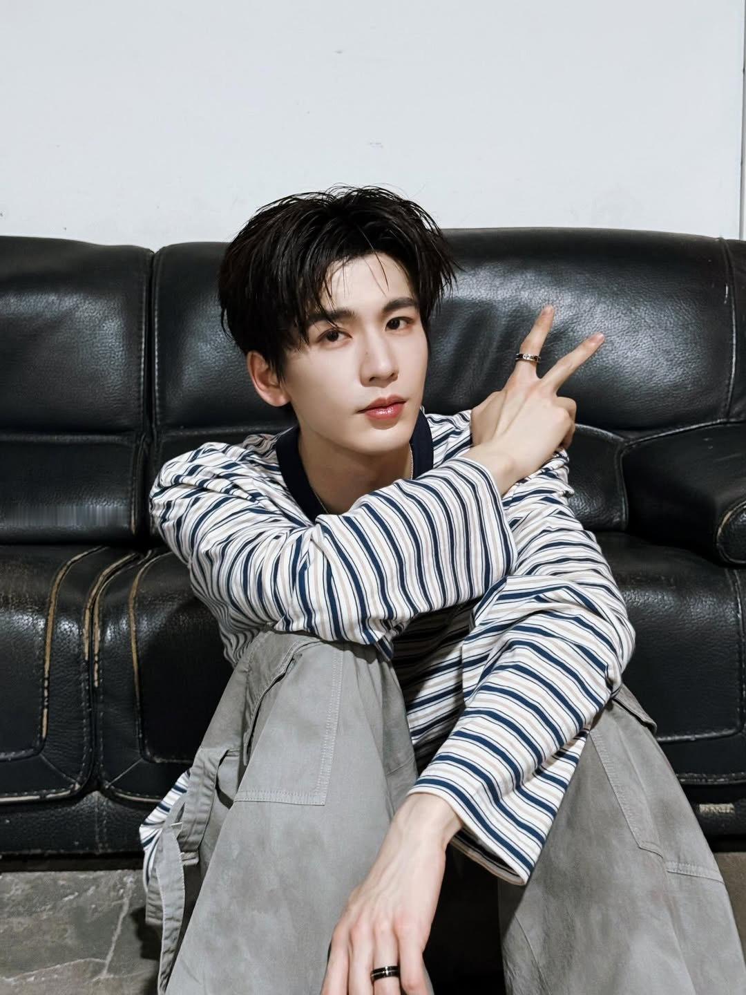 张凌赫日常照也是持靓行凶 