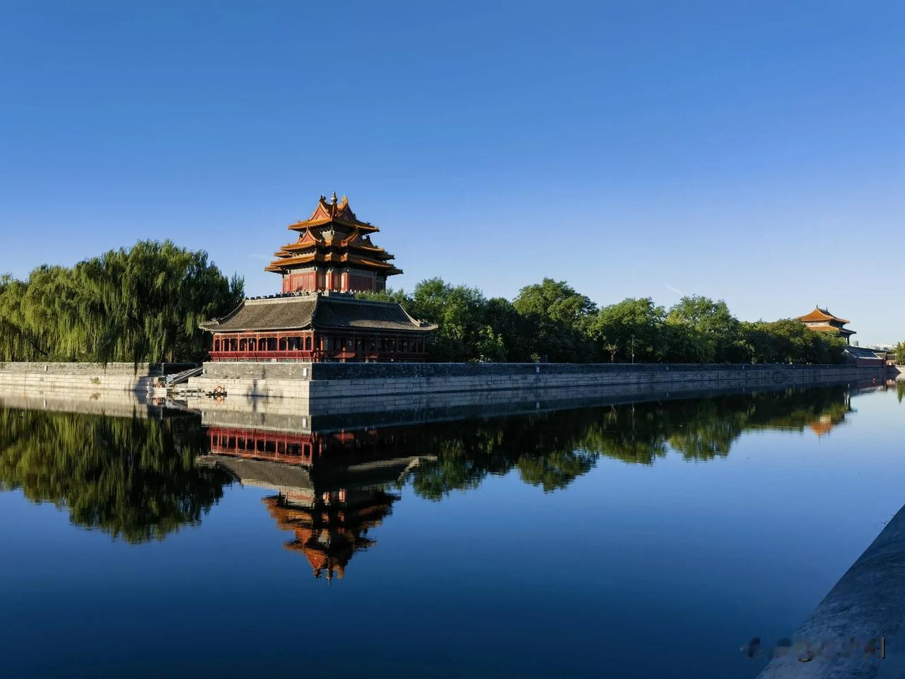 秋天的天空很蓝，故宫角楼是摄影打卡地，我也随手拍了几张，分享给你。
首发原创作品