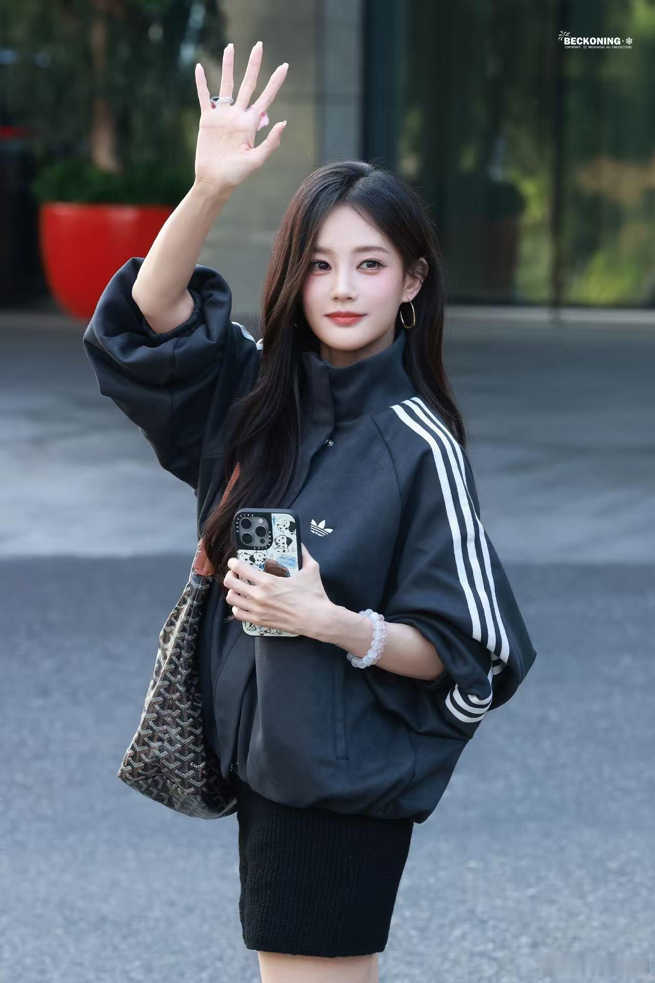 李一桐正太扭腰 自在随性的直播时刻，李一桐正太扭腰大胆演绎，轻松欢乐的氛围感染力