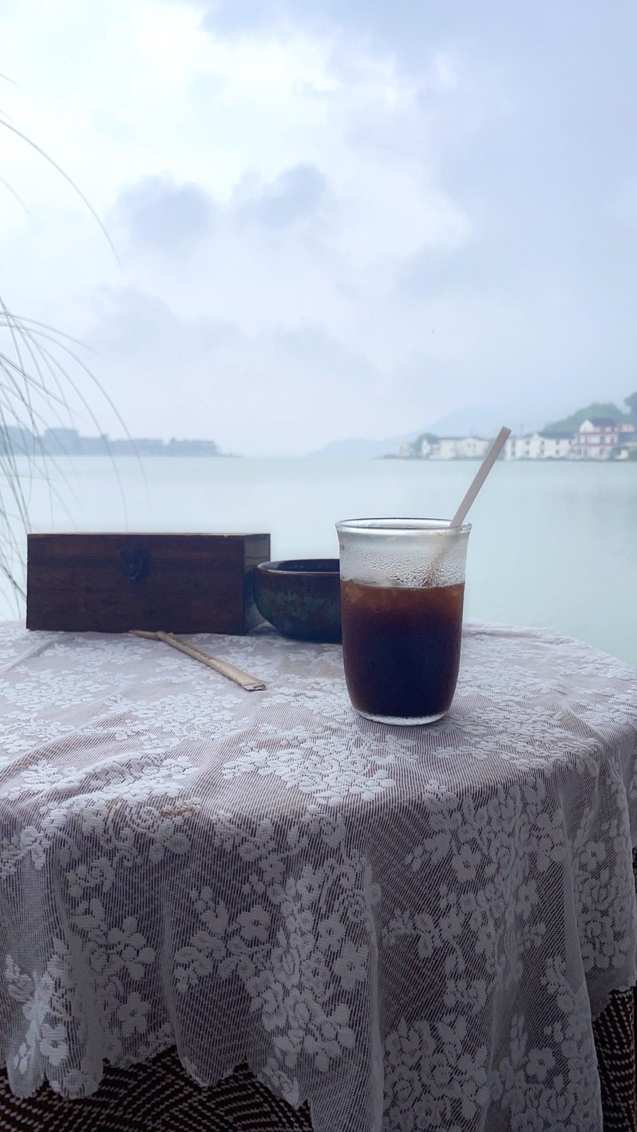 我老公在抖音上跟一个女的聊天，聊了一段时间。

女的每次都很主动分享日常，我老公