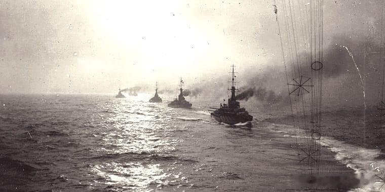 展开战列线的皇家海军大舰队第二战列舰中队，摄于1916年5月31日下午。照片从俄