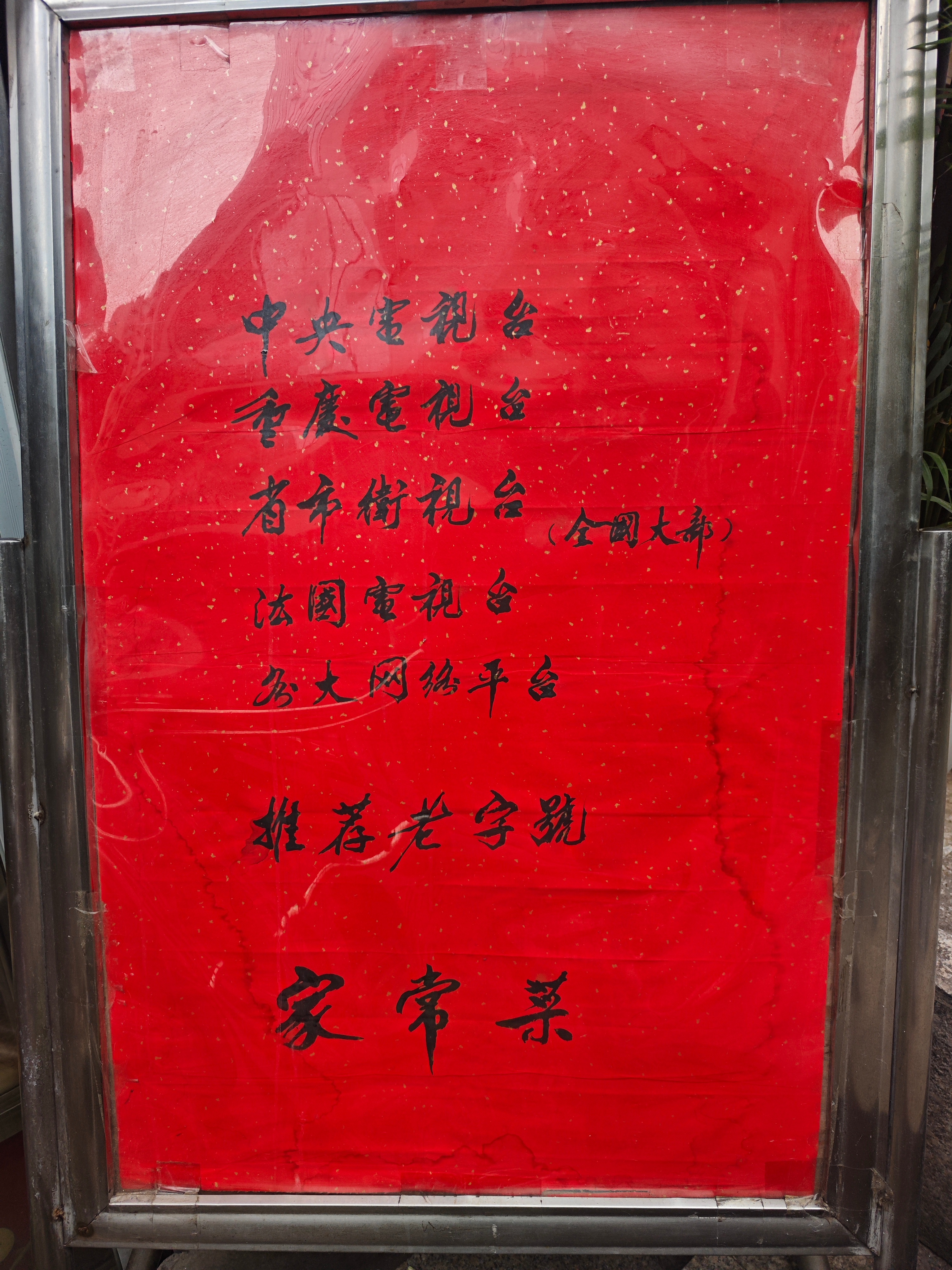 早上匆匆忙忙，楼下跑两圈；两天没跑步，这两天熬夜+畅吃；今天跑起来，明天感觉肚子