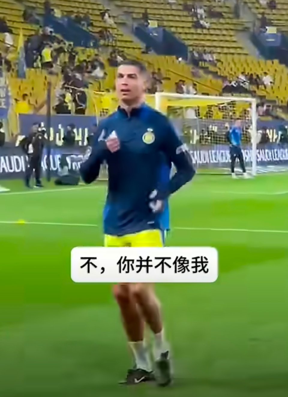 当真c罗看到假c罗赛场隔空对视名场面笑点拉满，高仿粉丝发型球衣全盘复刻，真假同框