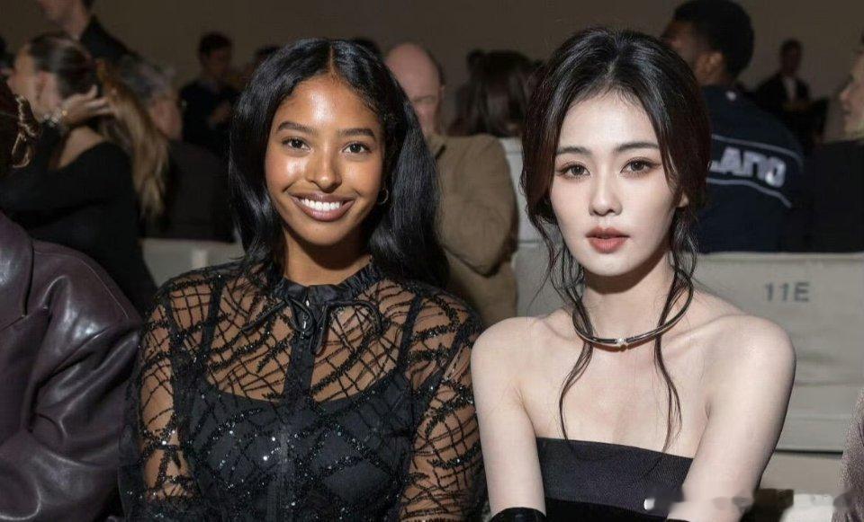 白鹿与科比大女儿同框看秀白鹿和科比大女儿都好美啊,是两种不同风格的美,看着很养眼