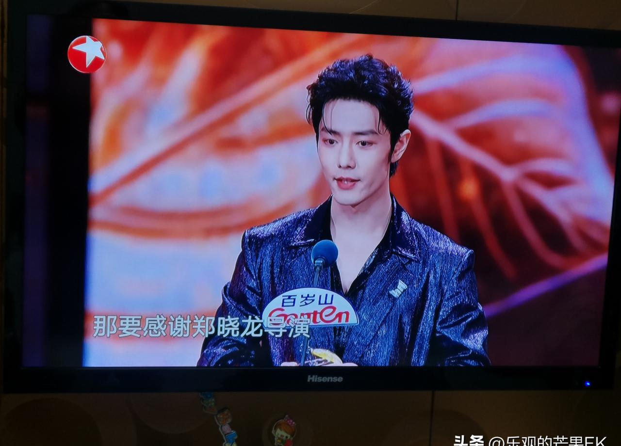 郑晓龙拍桌子说就是他了的时候，肖战正用15度前倾的姿势听他讲戏。
收视率冲到2.