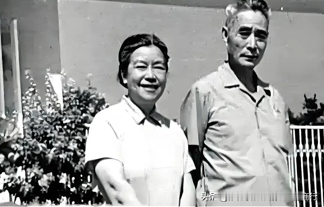 1985年夏天，黄维和妻子两人的一张珍贵合影，此时的妻子面对镜头，面露欣喜，黄维