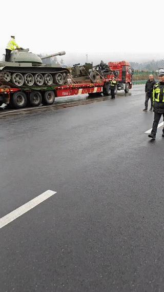 大货车司机在公路上正常行驶时突然被一辆从身后驶来的交警开车拦停？
这可把货车吓了