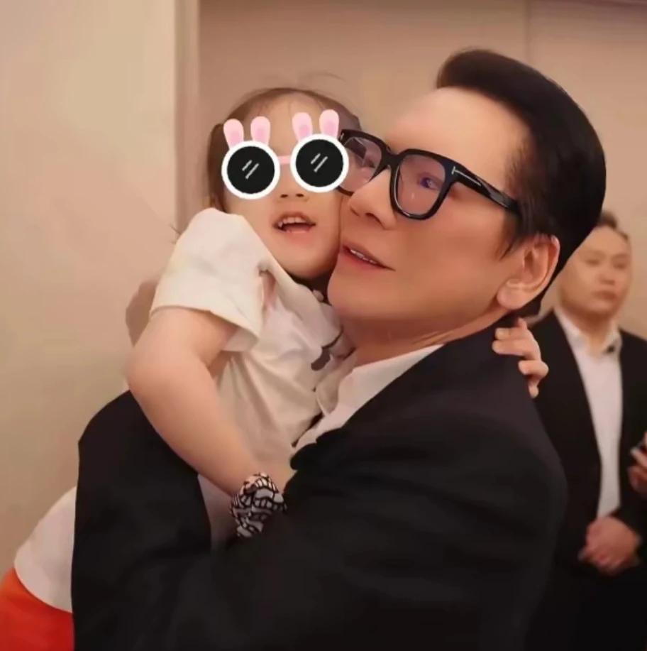 华强有多爱郭碧婷的女儿
看了这个画面一目了然
看，华强抱着孙女的样子
好像挺紧张