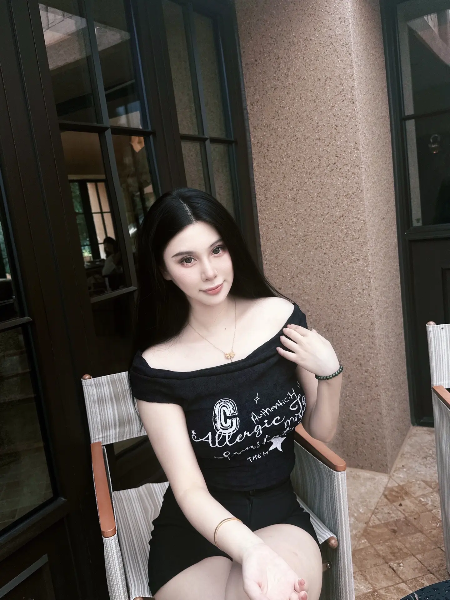 她们很迷人我不一样我不理人。