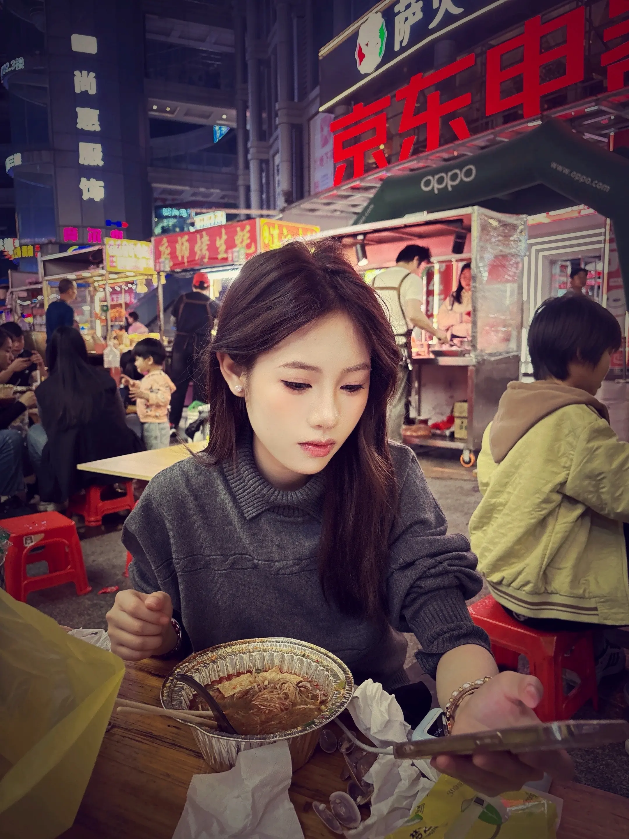 有人在你吃路边摊时随手拍下你的样子 有人无论你说了多少次都不主动去记录