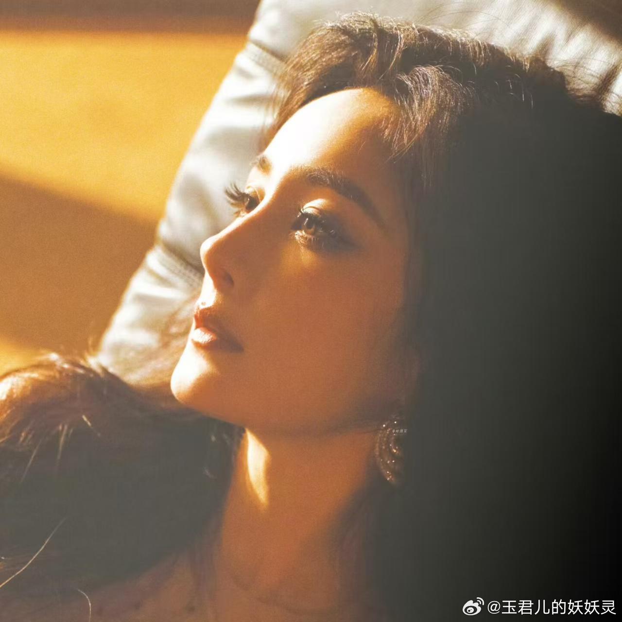 杨幂杨幂私下性格好鲜活 只对亲近的人展露俏皮一面，和好友互怼打趣毫不拘谨，不用维