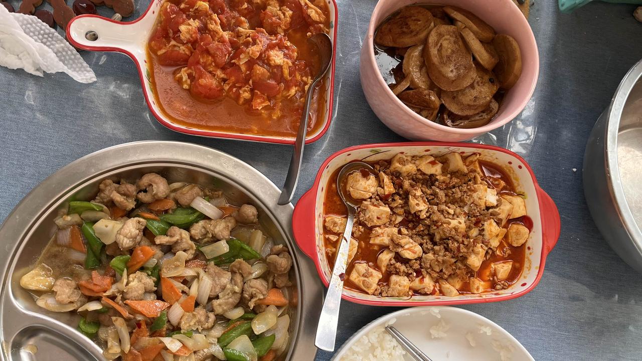 国内能吃上四个菜的家庭，不是很多吧，这家庭水平算一般往上吗？[我想静静][我想静